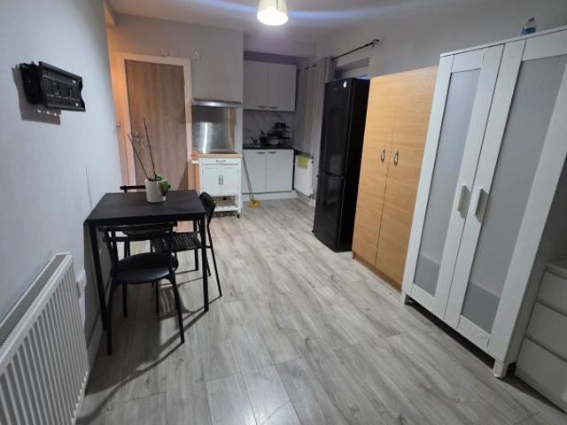 ✨ Studio Flat to Let in Willesden Green