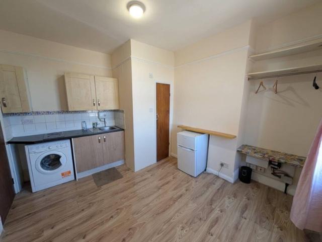 Studio Flat to Let in Willesden ✨