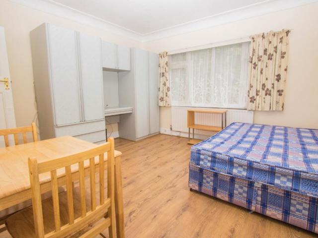 Studio Flat To Rent at London, Golders Green