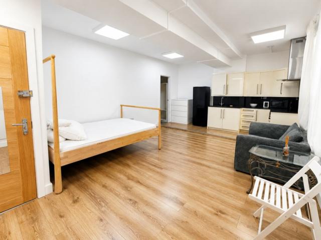Studio Flat To Rent at 2 Park Road, West Hendon