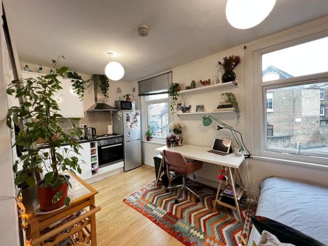 Studio flat to rent Bills included E9