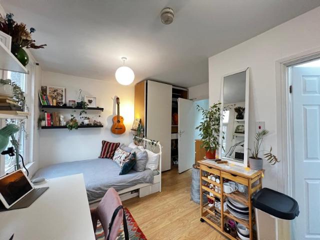 Studio flat to rent Bills included E9 5RB