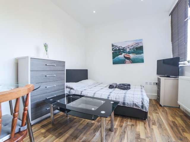 Studio flat to rent in Bermondsey, London