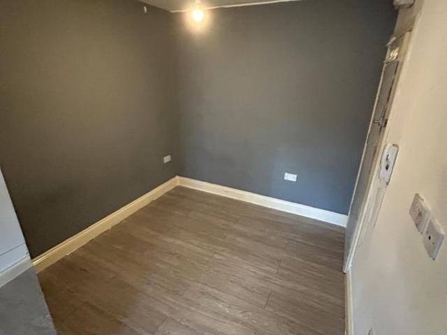 Studio Flat To Rent in London, Feltham TW137BU