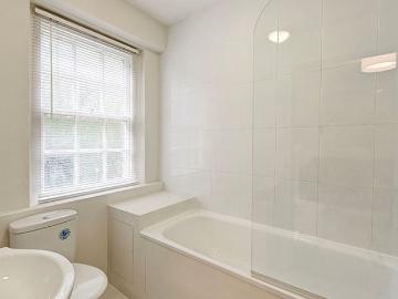 Studio flat to rent Pelham Court, London SW3