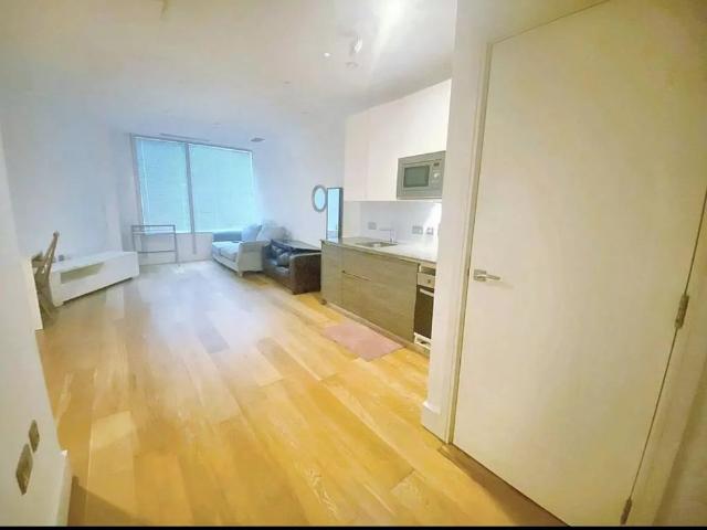 Studio Flat, Trinity Square, TW3