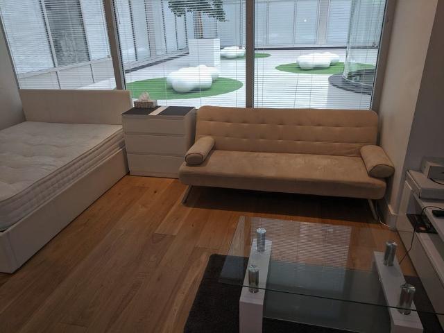 Studio Flat, Trinity Square, TW3