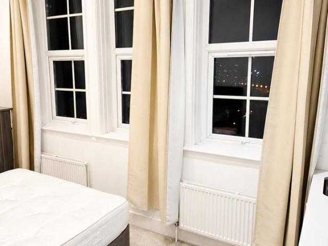 Studio Flat, Wandsworth High St, SW18