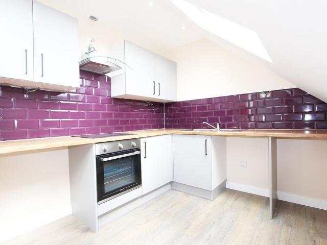 Studio Flat, Wellington Avenue, TW3