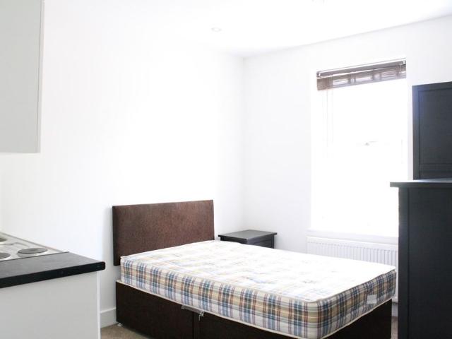 Studio Flat, Western Elms Avenue, RG30
