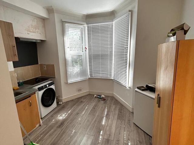 Studio Flat White City London W12 Eynh