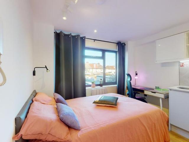 Studio Flat with Private Kitchenette & Bathroom