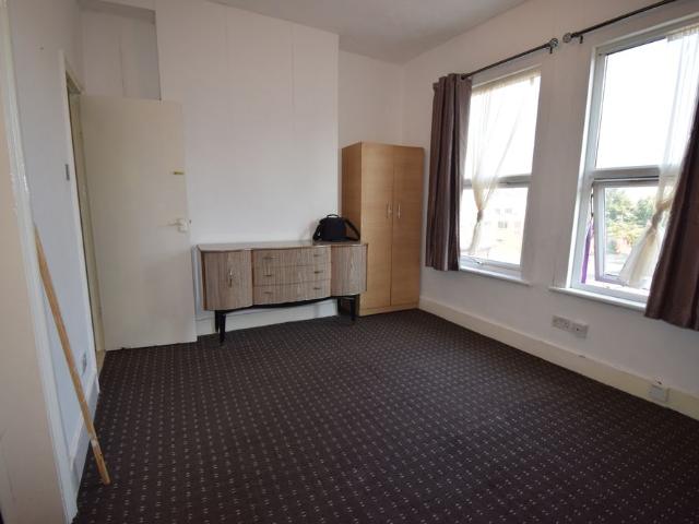 Studio flat with seperate kitchen ideal for couples ilford