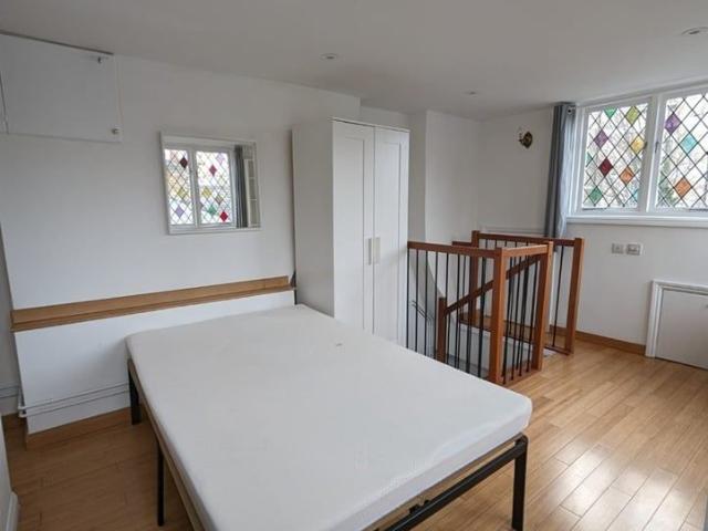 Studio Flat, Addison Road, W14