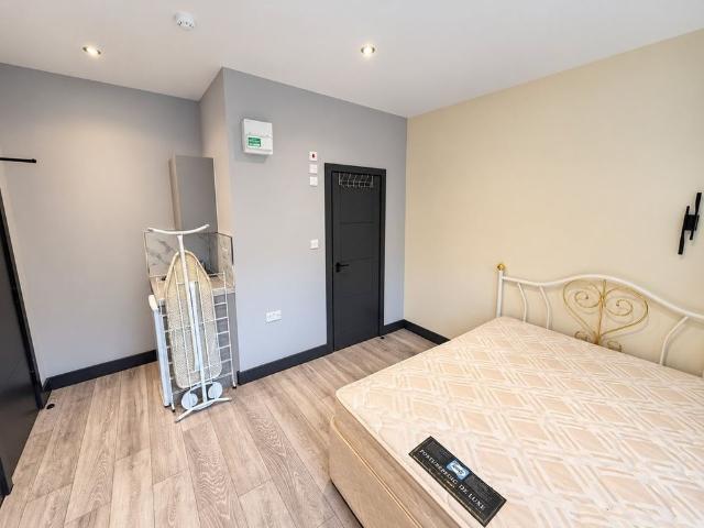 Studio Flat, Arthur Road, N7