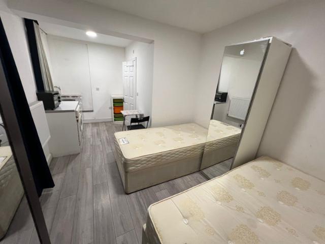Studio Flat Available in NW10 2Pb