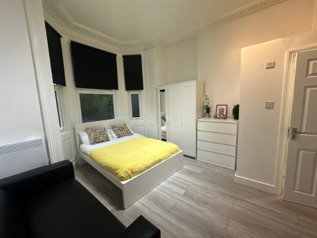 Studio Flat available in W12