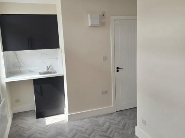 Studio Flat, Birch Close, SE15