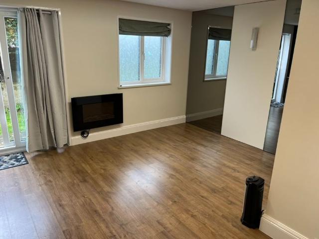 Studio Flat, Bowles Hall, TW8