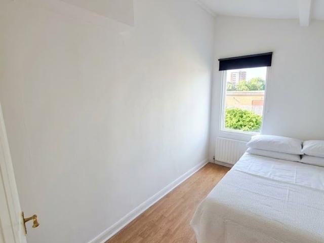 Studio Flat, Brownhill Road, SE6