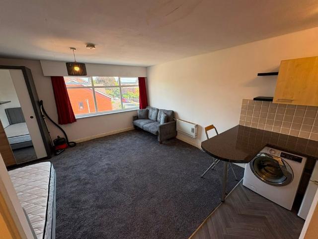 Studio Flat, Brook Road, M14