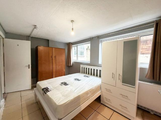 Studio Flat, Buxton Road, LU1