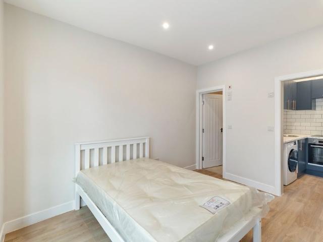 Studio Flat, Cambridge Road, TW4