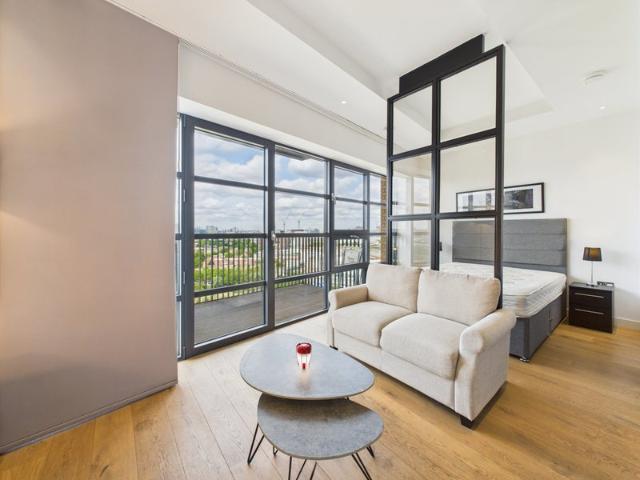 Studio flat Canning Town