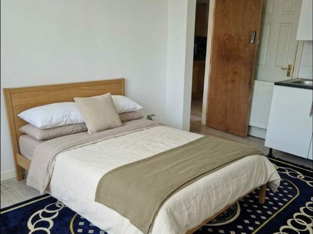 Studio Flat, Carlyon Road, HA0