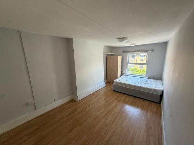 Studio Flat, Cazenove Road, N16