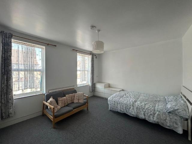Studio Flat, Cecil Road, TW3