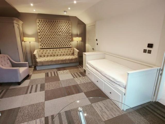 Studio Flat, Coates Gardens, EH12