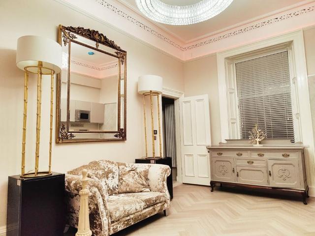 Studio Flat, Coates Gardens, EH12
