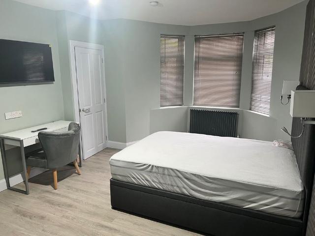 Studio Flat, Dixon Avenue, G42