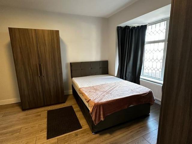 Studio Flat, Elm Way, NW10
