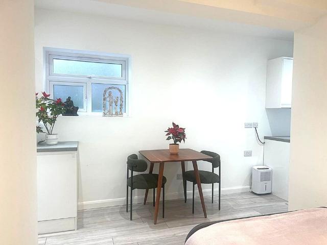 Studio Flat, Elms Gardens Wembley, HA0