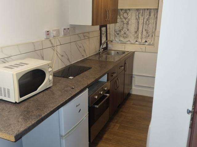 Studio Flat En suite Universal credit ok