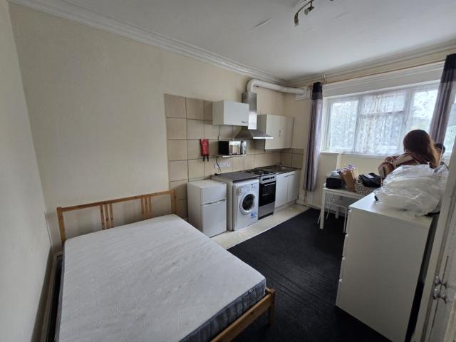 Studio flat for 1 person bills included