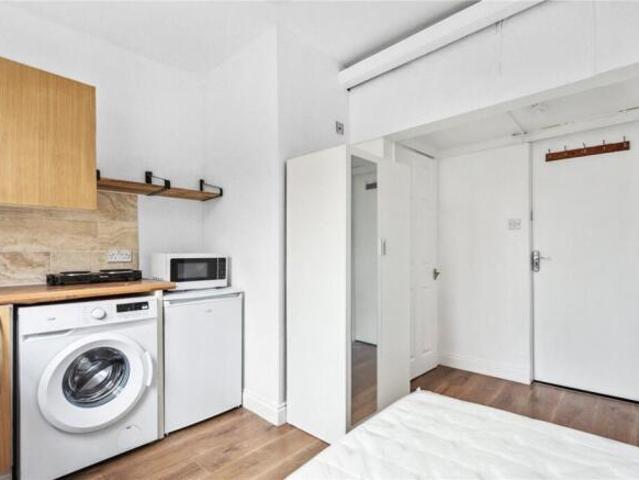 Studio flat for rent in Upper Clapton Road, London, E5