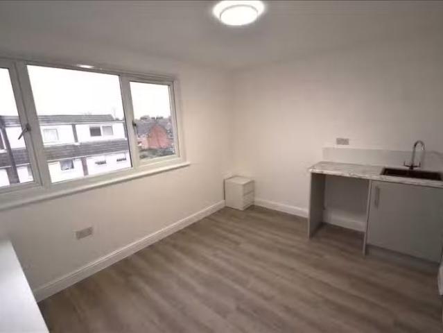 Studio flat for rent in Waid Close, Room 5, Dartford, DA1
