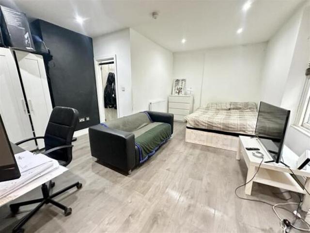 Studio flat for rent in West Bute Street, Cardiff Bay, CF10