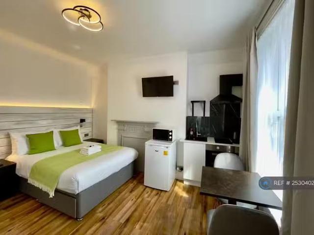 Studio flat for rent in Westbourne, Dorset, BH4