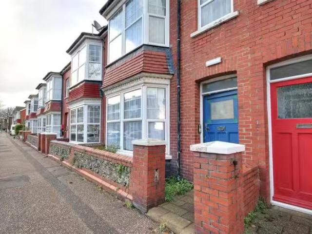 Studio flat for rent in Wordsworth Road, Worthing, BN11