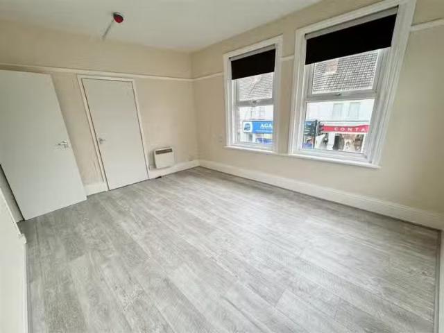 Studio flat for rent in Ashley Road, Parkstone, Poole, BH14