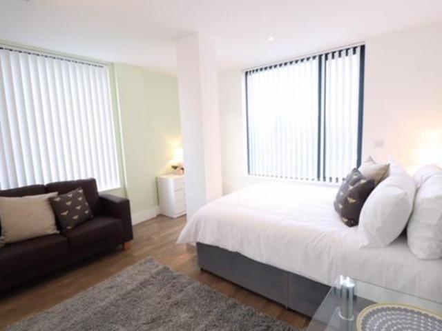 Studio flat for rent in Cardinal Court, Scholes Street, Oldham, Greater Manchester, OL1