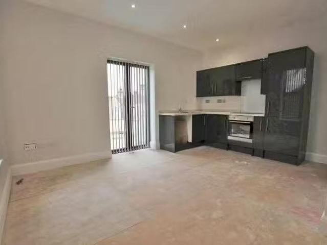 Studio flat for rent in Farringford House, Grimsby Road, Cleet.