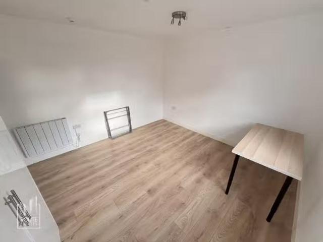 Studio flat for rent in High Road, Leyton, E15