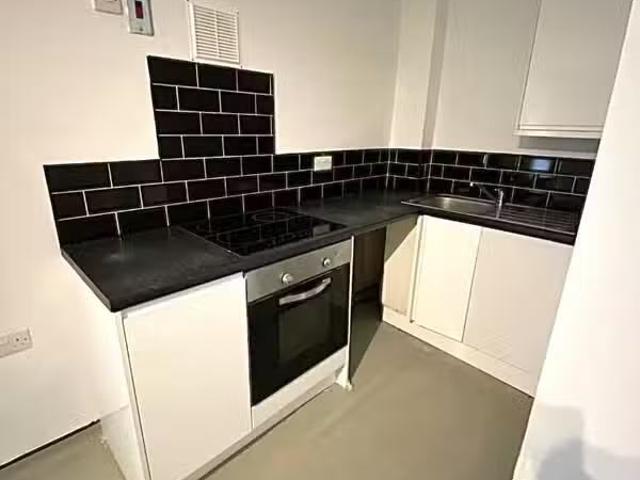 Studio flat for rent in Holton Road, Barry, Vale Of Glamorgan.