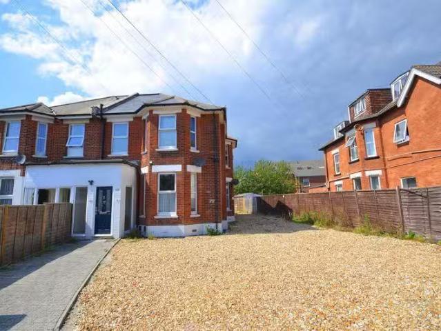 Studio flat for rent in Holdenhurst Road, Bournemouth, BH8