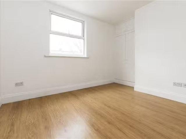 Studio flat for rent in Kingsland Road, London, E8